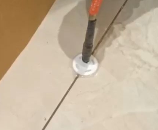 达日瓷砖空鼓维修公司专业解答瓷砖在铺贴过程中，如果没有涂抹均匀到位的粘结材料（如水泥砂浆或瓷砖胶），可能会导致以下问题