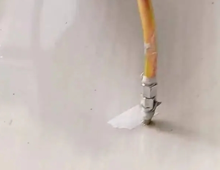 达日瓷砖空鼓维修公司专业解答在瓷砖铺贴过程中，如果使用的砂料过粗（如全部使用了粗砂），可能会导致以下问题