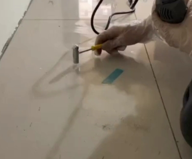 达日瓷砖开裂维修公司专业分享瓷砖在铺贴前如果没有沥干水分，将会导致以下问题